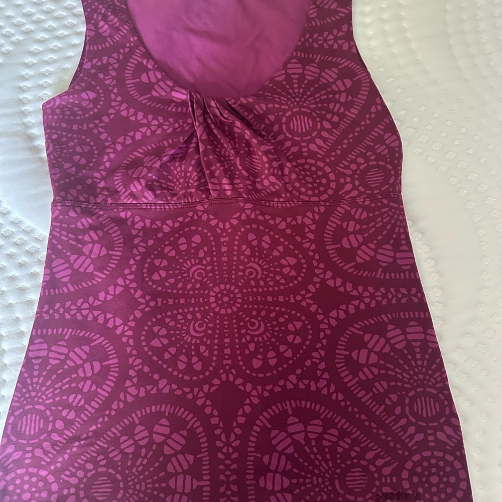XS Patagonia Bandha Twist Front. Magenta Pink Medallion Tank.
